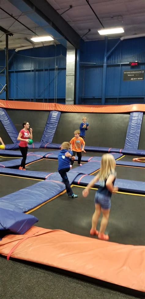 Sky zone sioux falls - Sioux Falls - Downtown, Avera Heart Hosp... 8 km (4 mi) Harrisburg - Panoramic view 13 km (8 mi) Brandon Valley 14 km (8 mi) Parker - Main St 37 km (22 mi) Luverne - Main Street 42 km (26 mi) Advertisements. Description. A live view of the Sioux Falls in the city center. The current webcam image available on the external website.